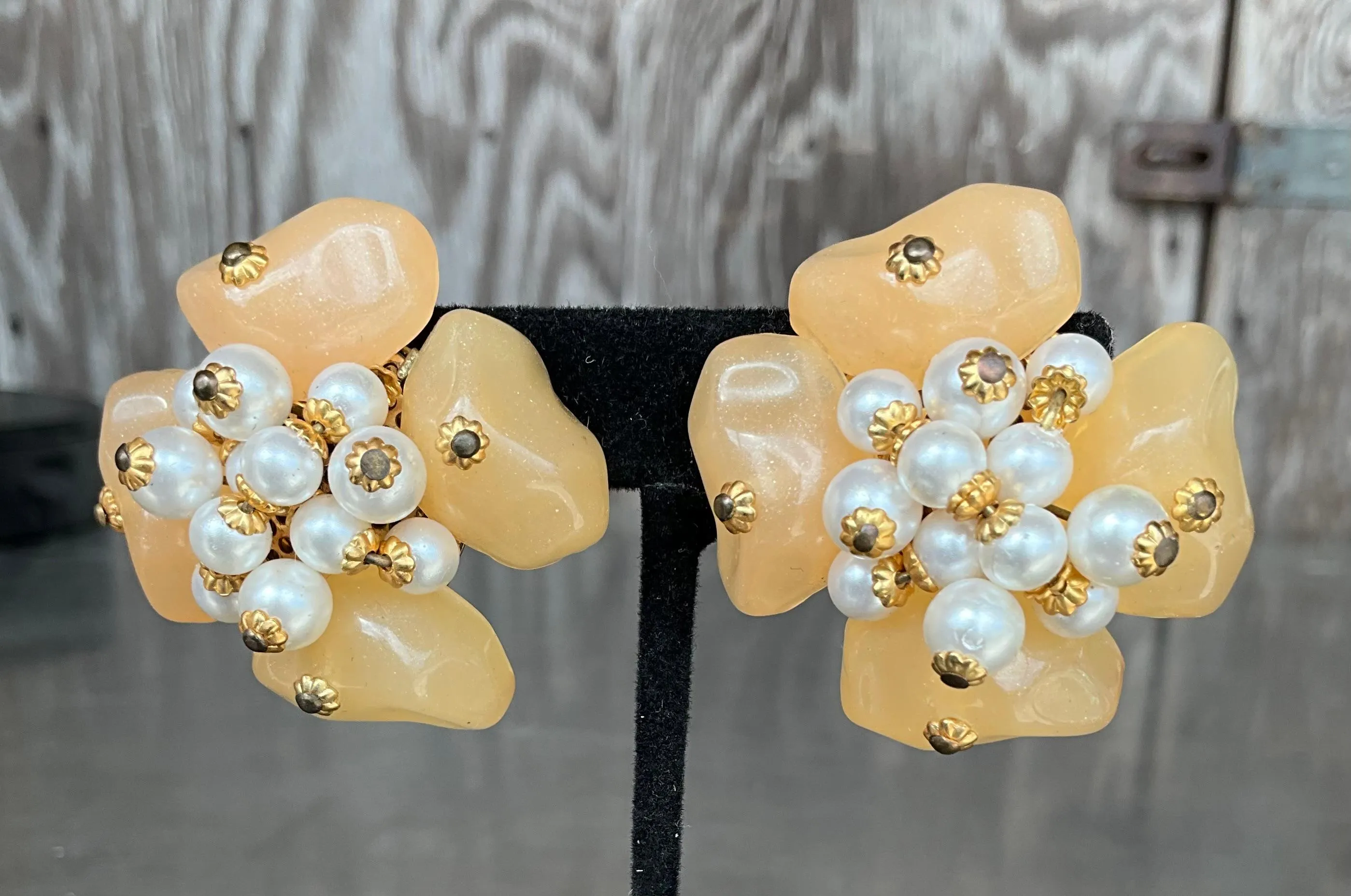 Vintage Floral Lucite Pearl Clip on Earrings — additional photo 7