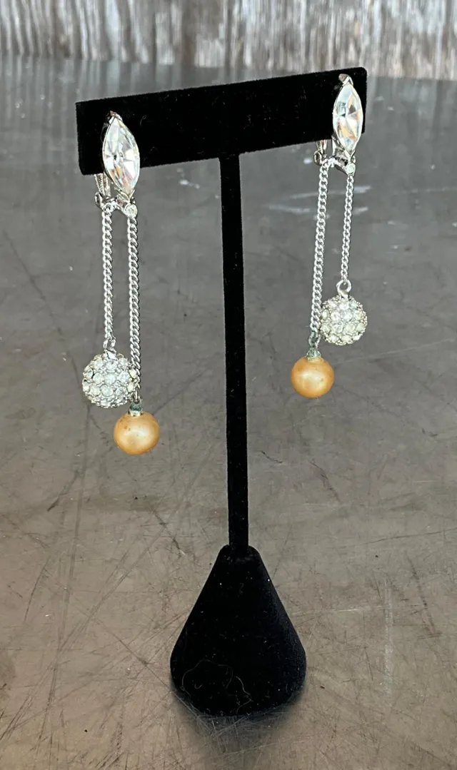 Vintage Pearl Drop Clip on Earrings — additional photo 3