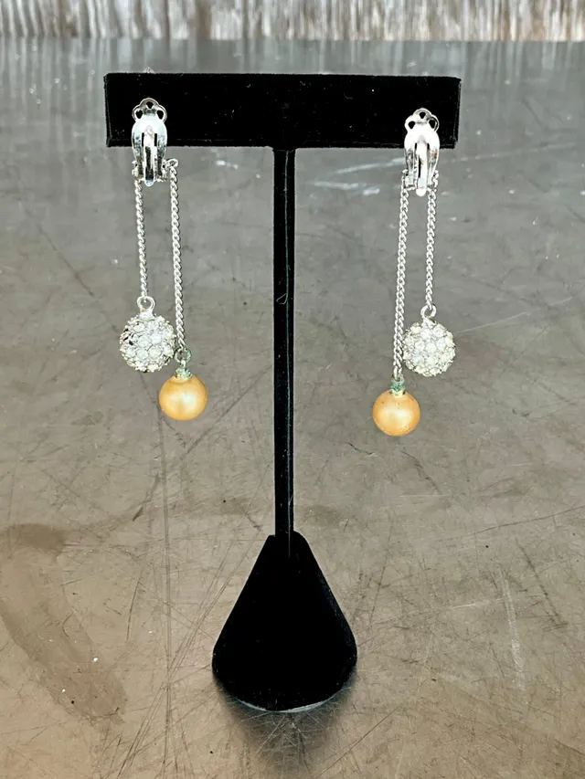 Vintage Pearl Drop Clip on Earrings — additional photo 4
