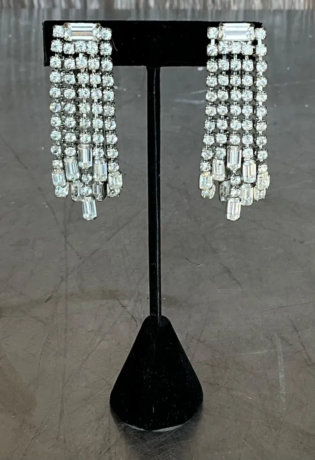 Vintage Weiss Rhinestone Clip on Earrings — additional photo 1