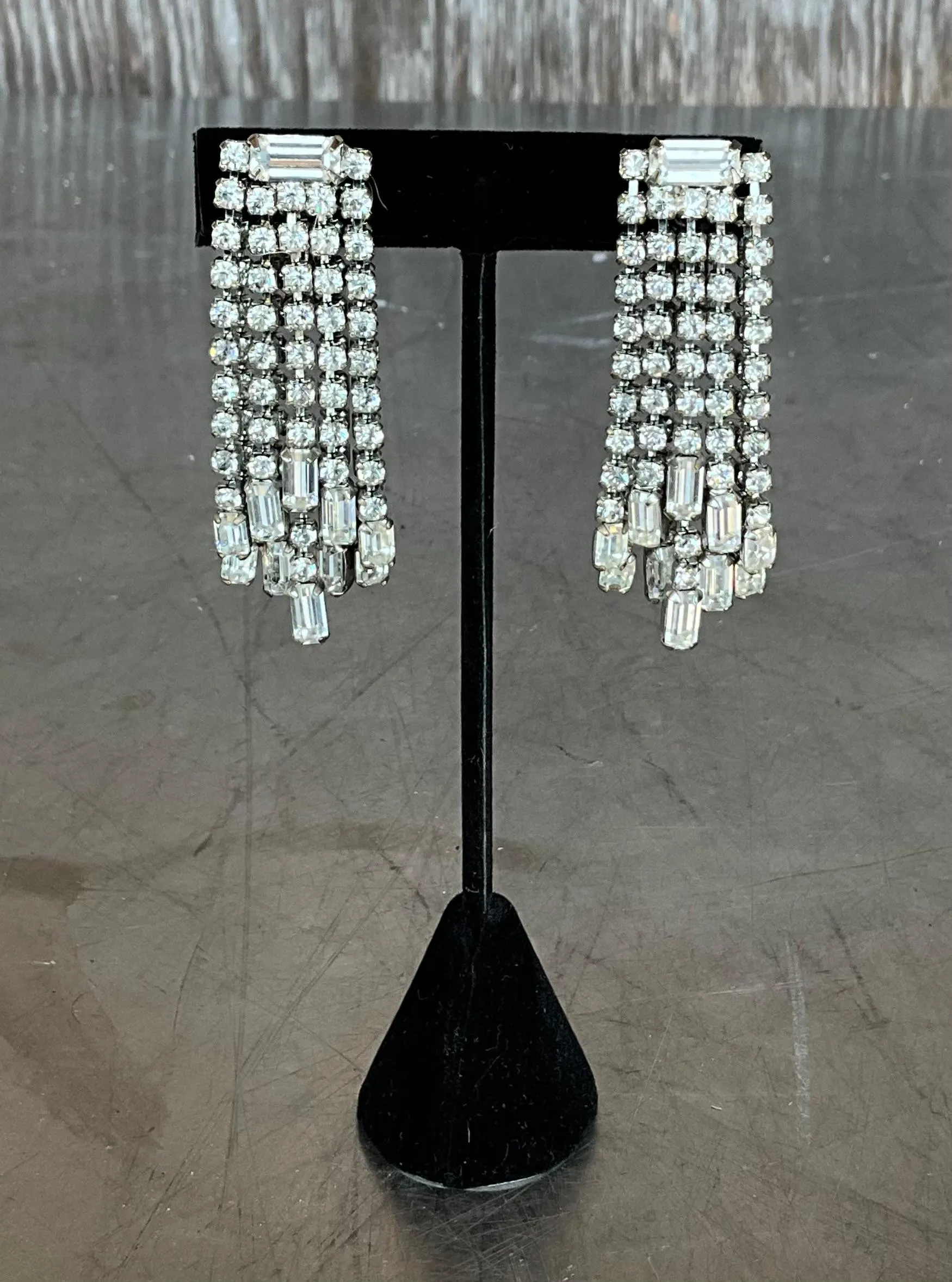 Vintage Weiss Rhinestone Clip on Earrings — additional photo 2