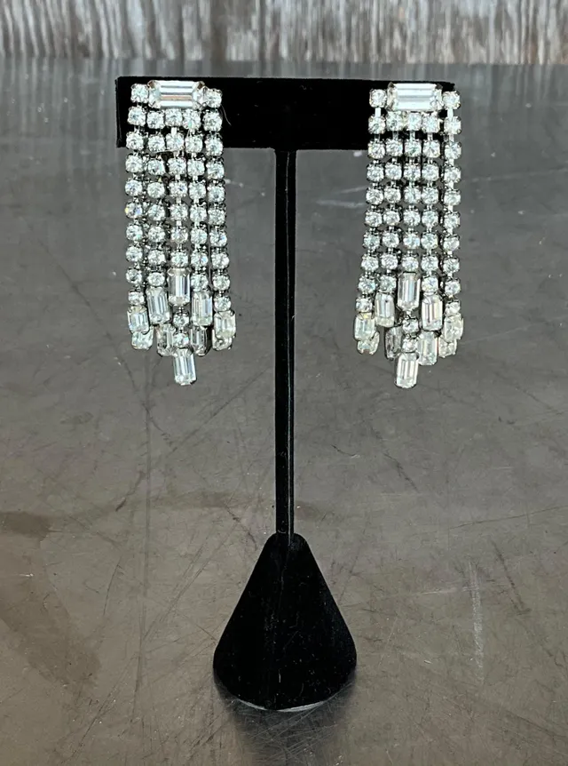Vintage Weiss Rhinestone Clip on Earrings — additional photo 2