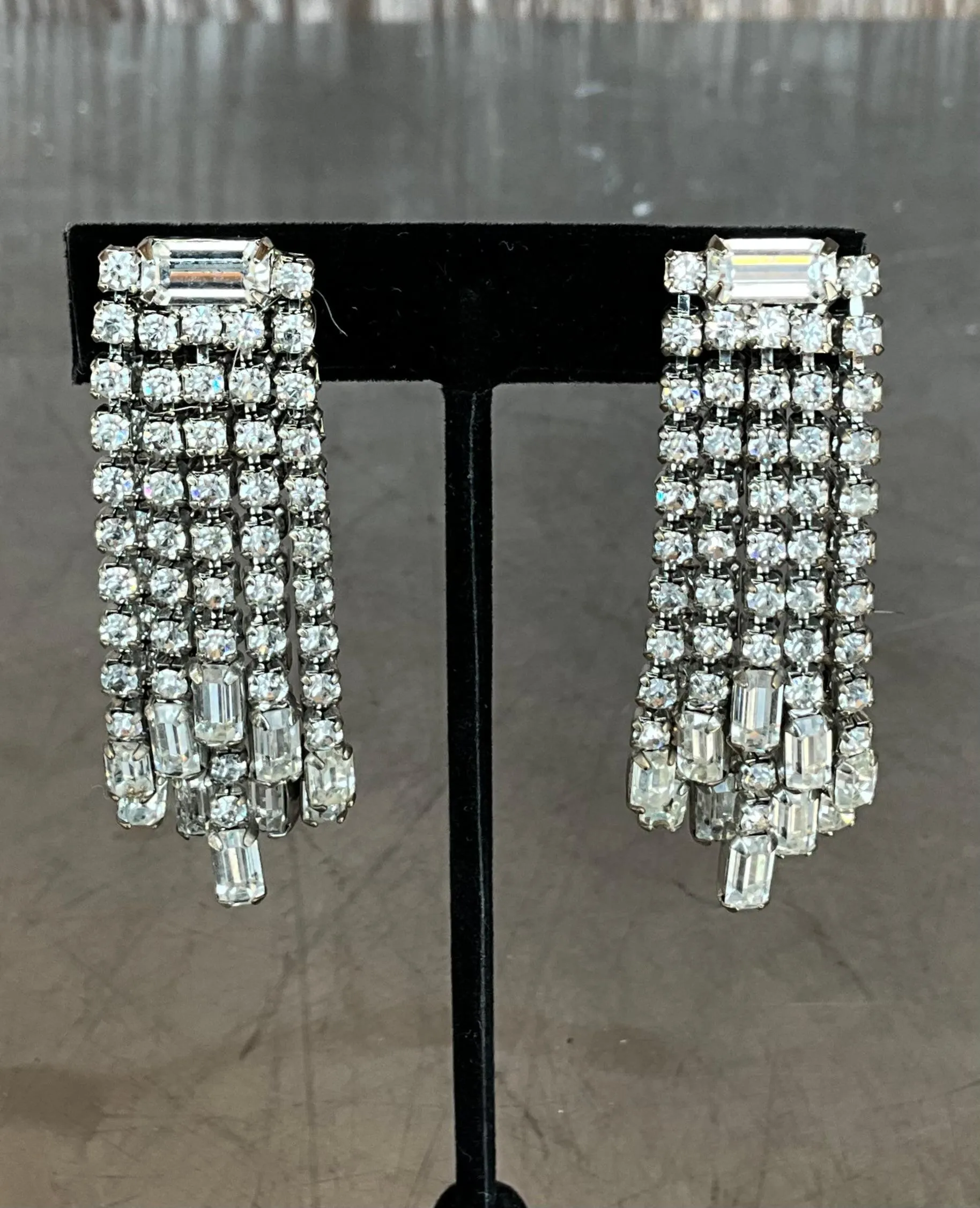 Vintage Weiss Rhinestone Clip on Earrings — additional photo 6