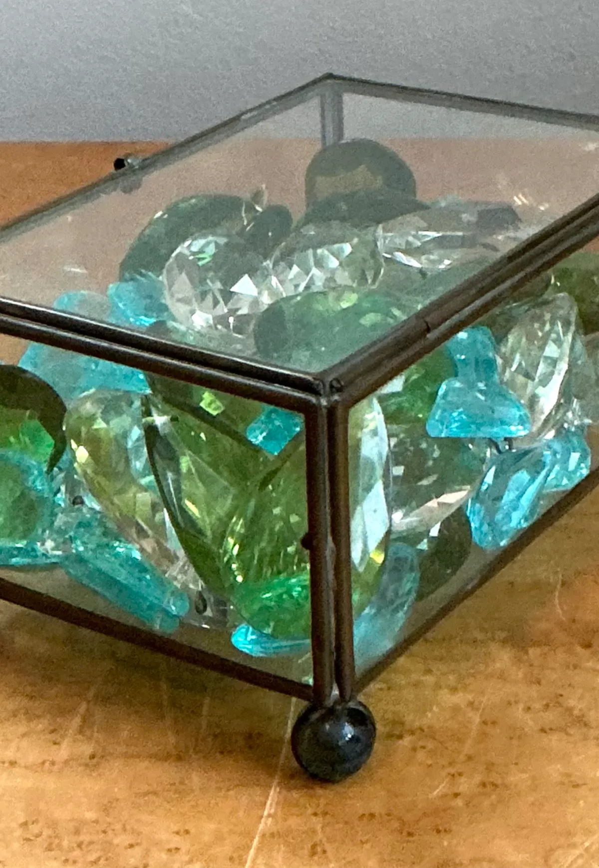 Retro Glass Display Box with Crystal And Resin Prisms