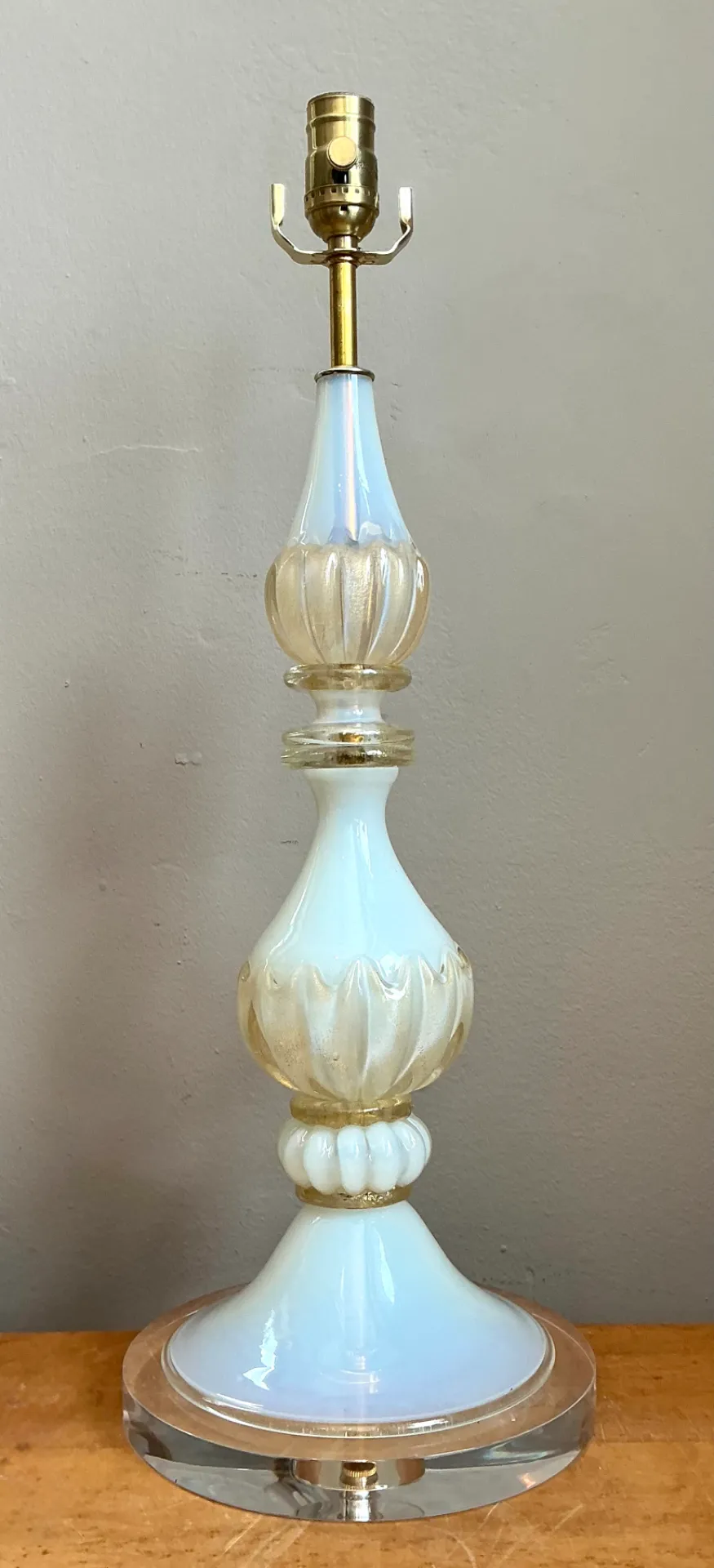 Vintage Murano Opalescent Glass and Lucite Table Lamp — additional photo 7