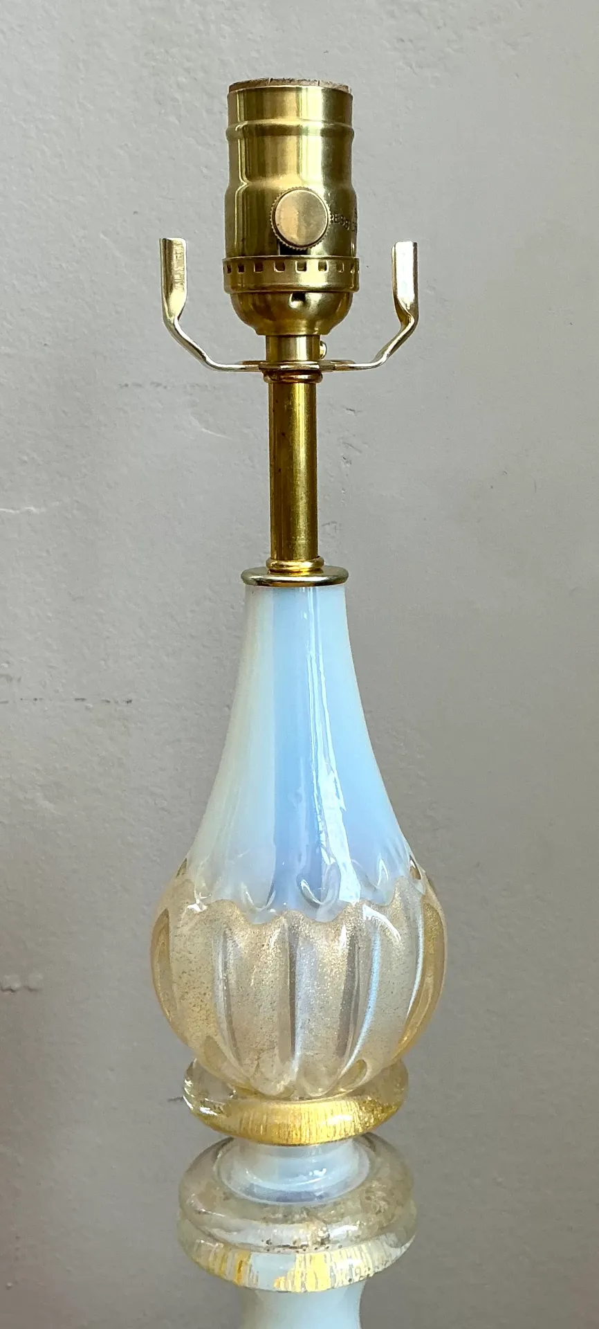 Vintage Murano Opalescent Glass and Lucite Table Lamp — additional photo 5
