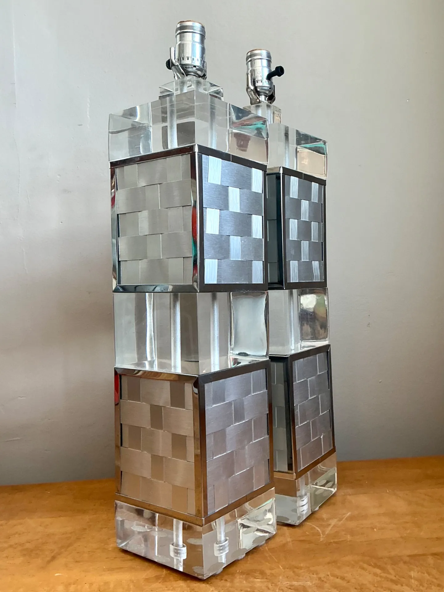 Vintage Geometric Lucite Table Lamps - Set of 2 — additional photo 4