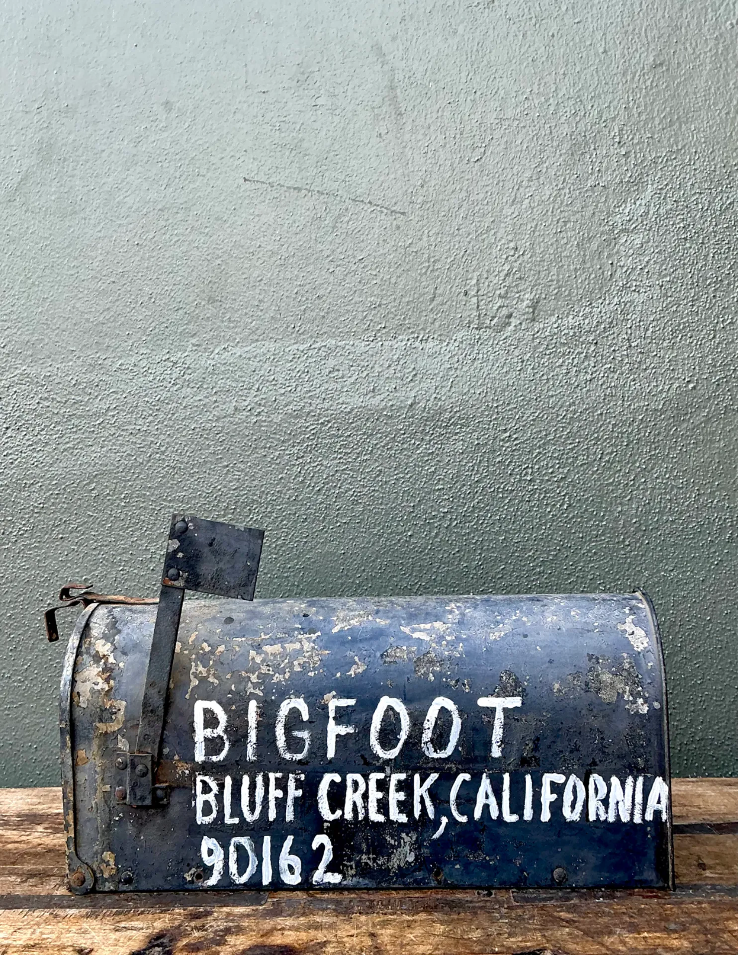 Vintage Metal Bigfoot Mailbox — additional photo 5