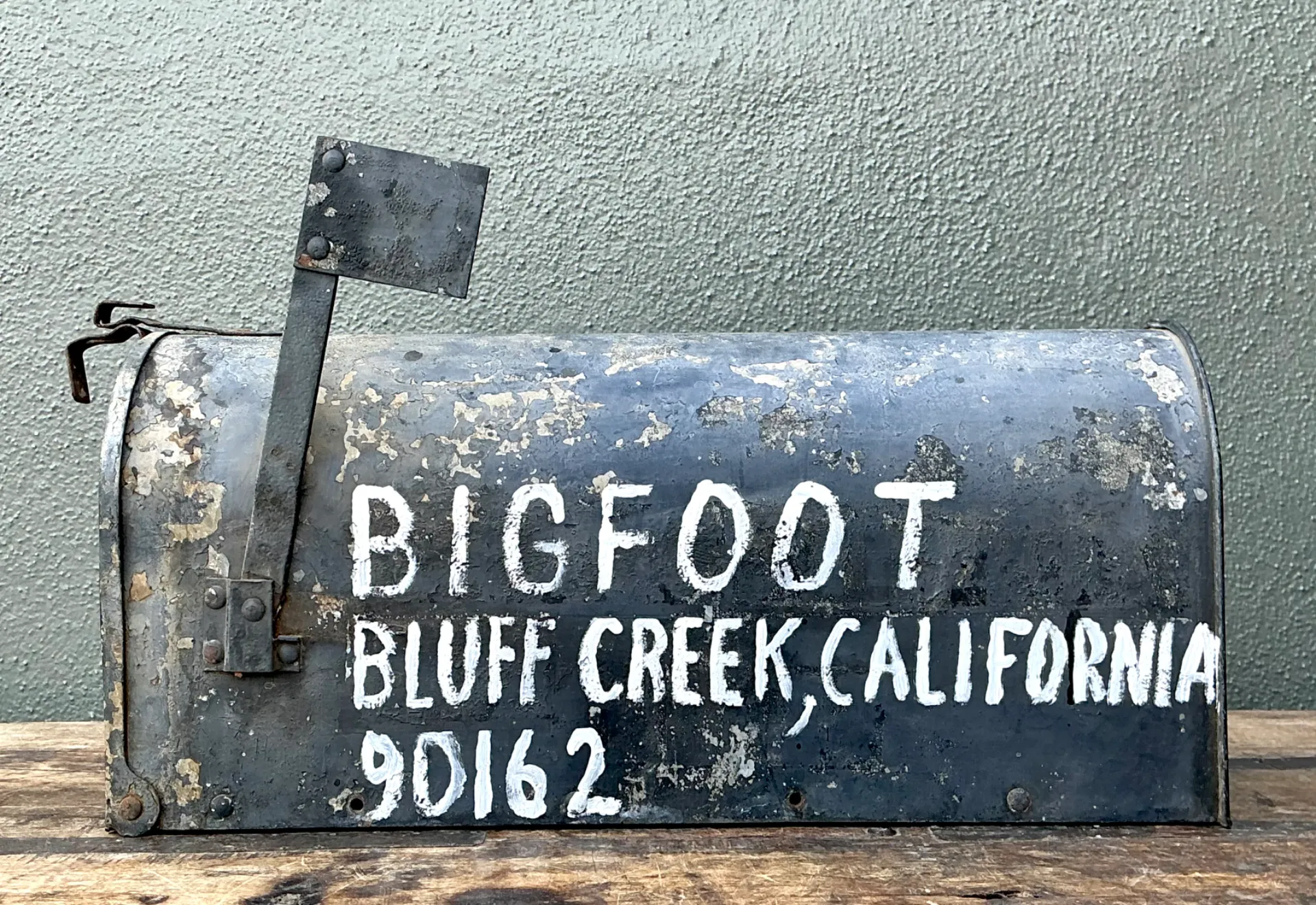 Vintage Metal Bigfoot Mailbox — additional photo 2