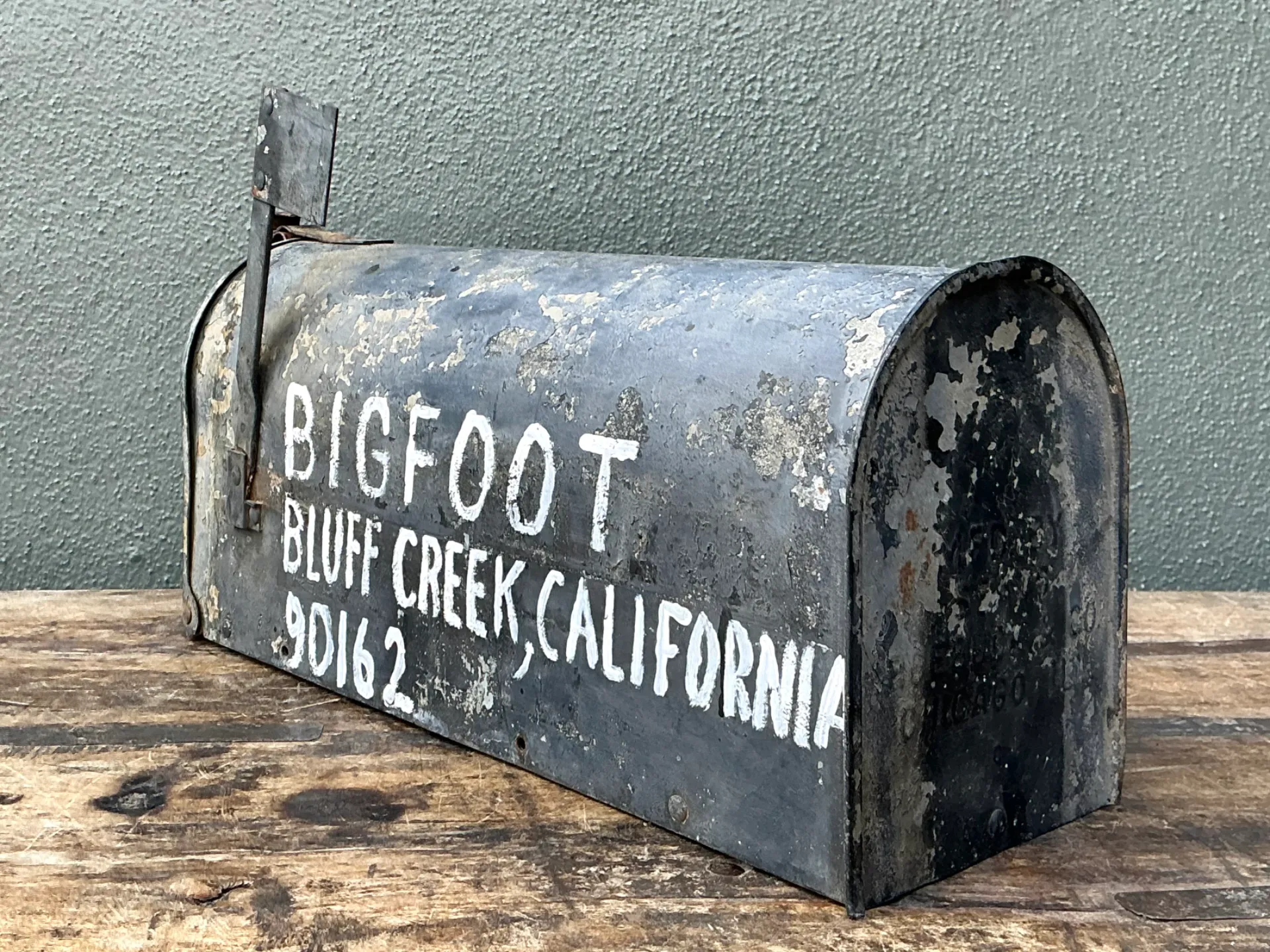 Vintage Metal Bigfoot Mailbox — additional photo 4