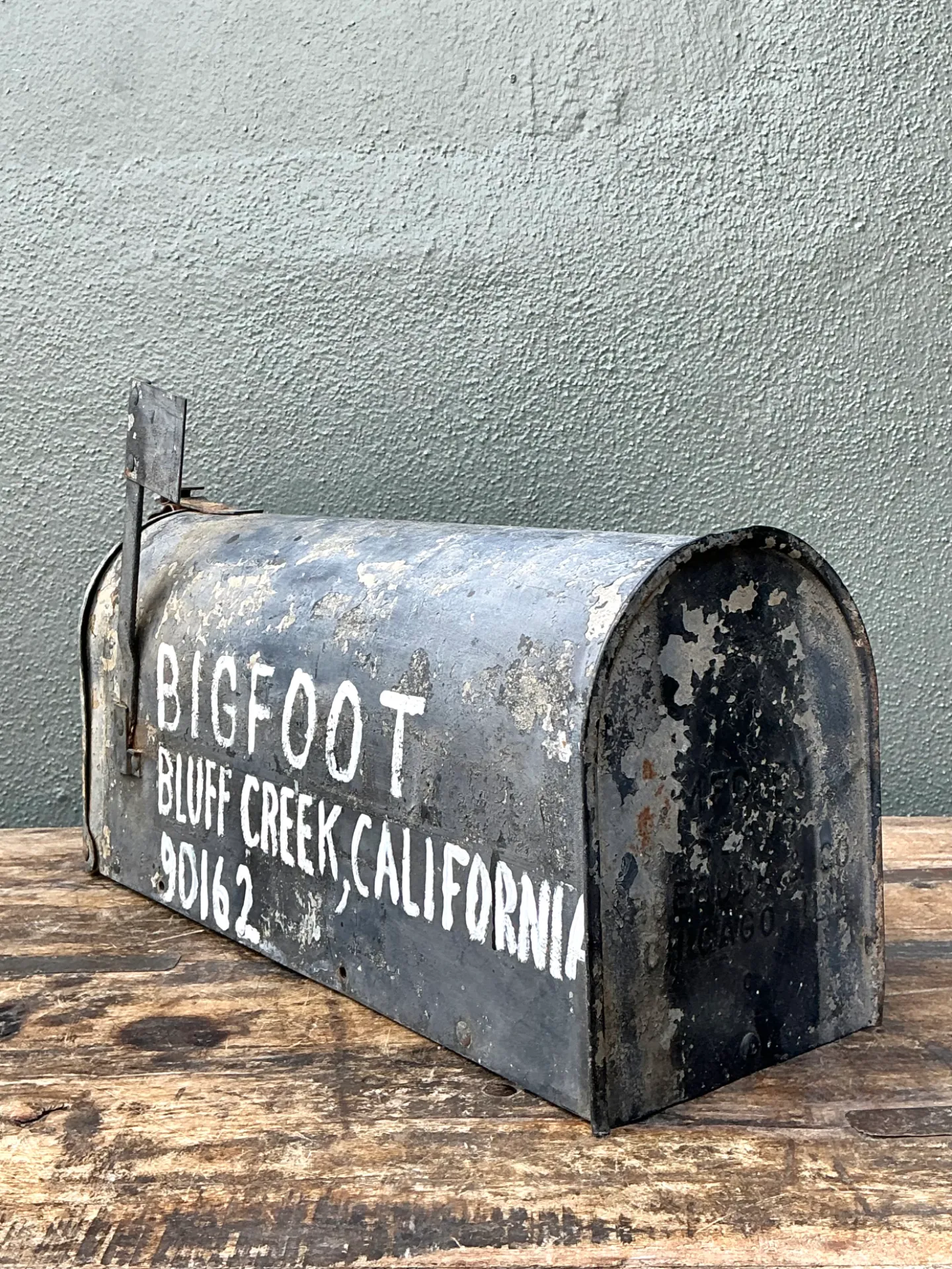 Vintage Metal Bigfoot Mailbox — additional photo 8