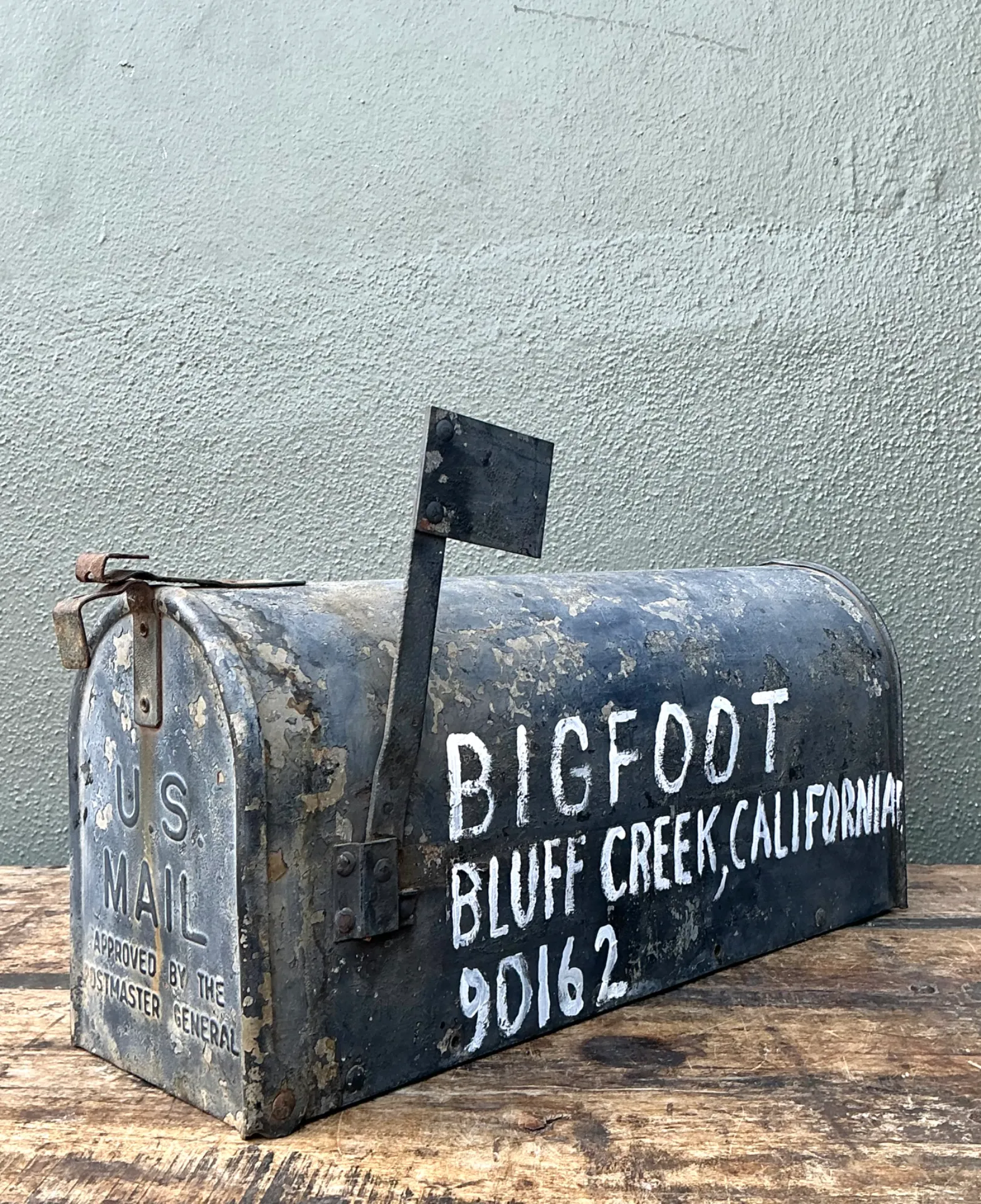 Vintage Metal Bigfoot Mailbox — additional photo 3