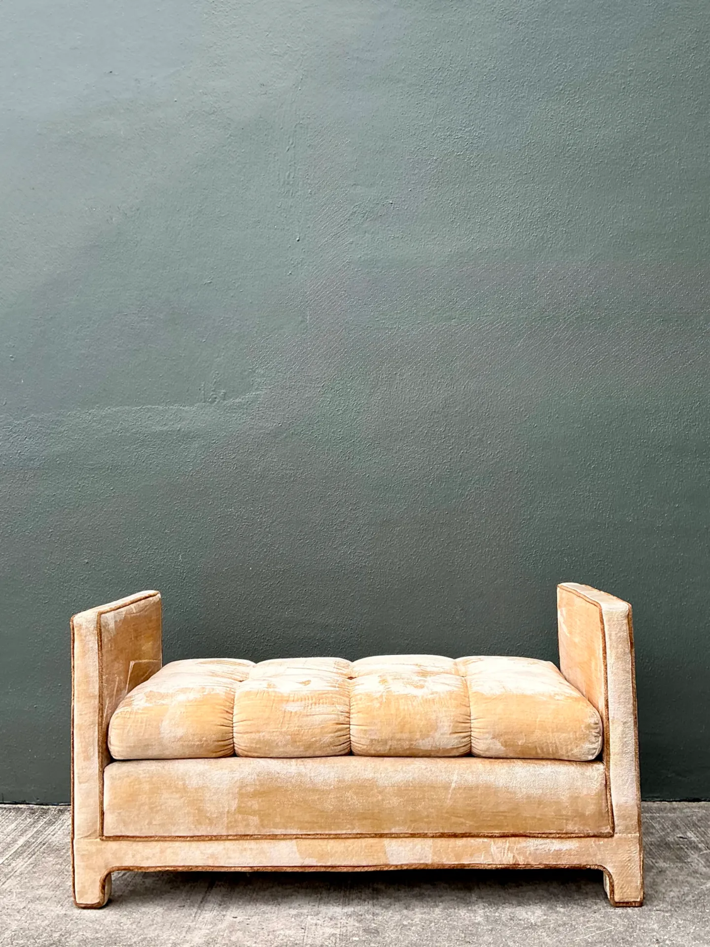 Vintage Crushed Velvet Tufted Daybed — additional photo 5