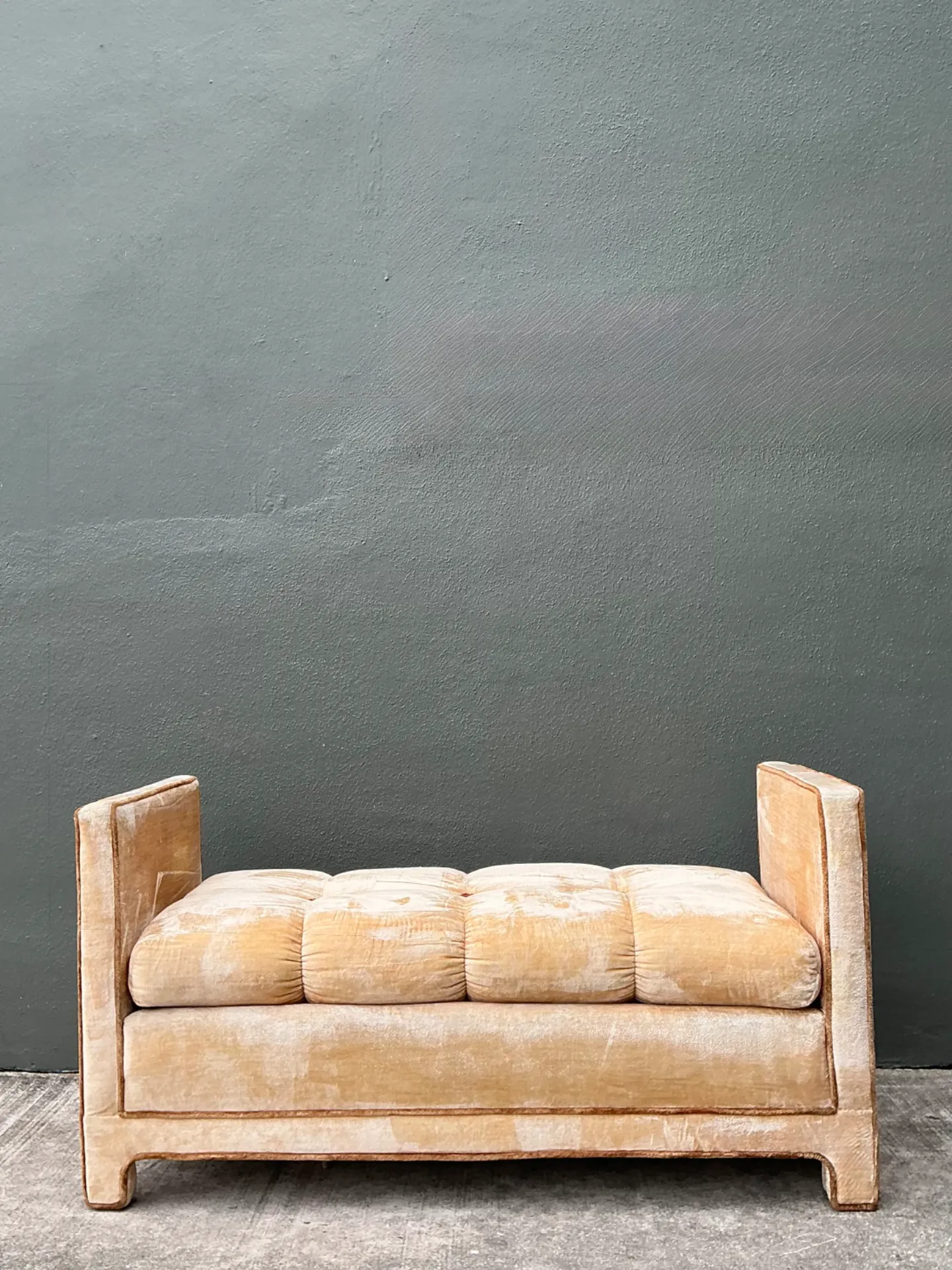 Vintage Crushed Velvet Tufted Daybed — additional photo 3