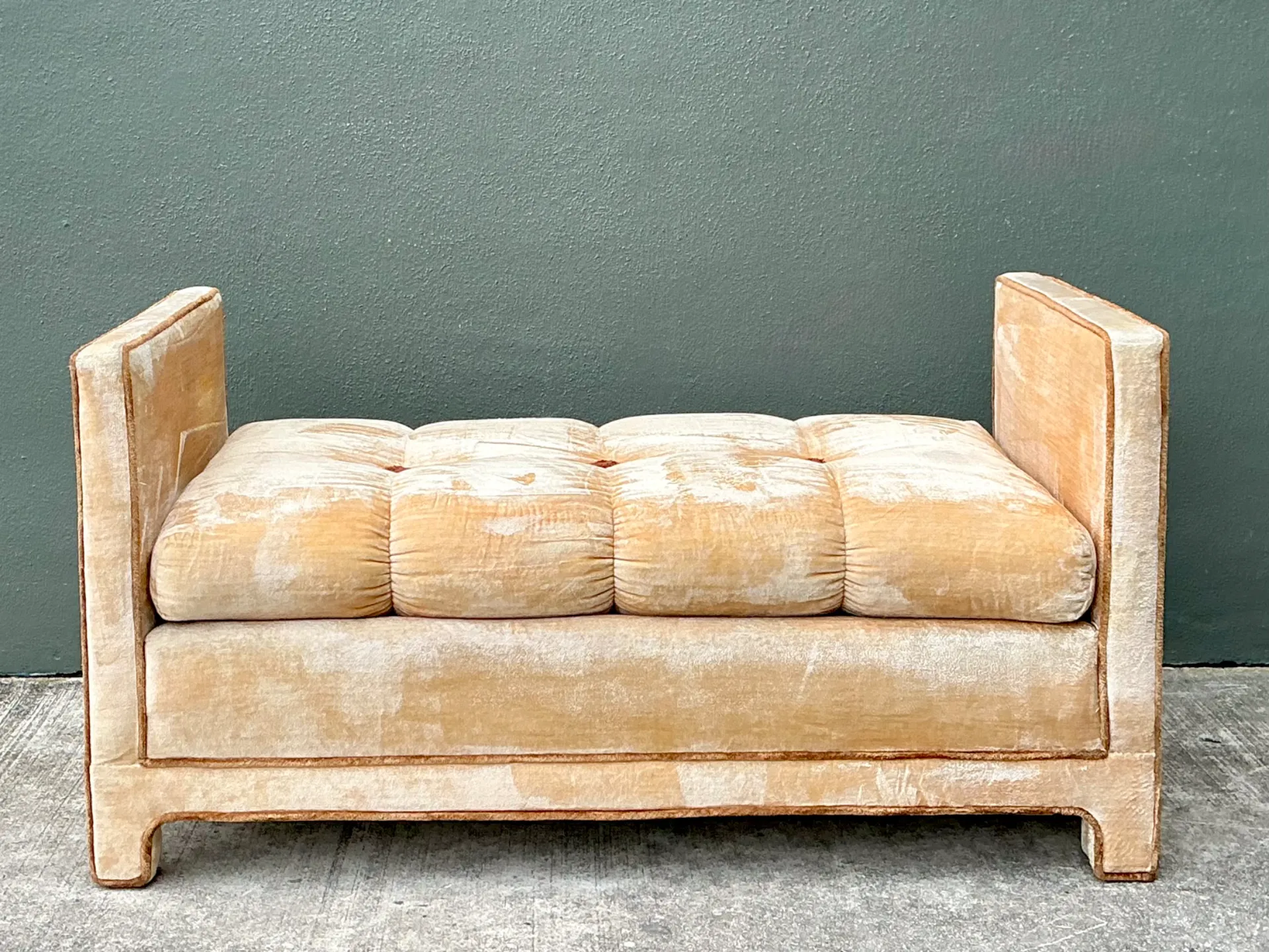 Vintage Crushed Velvet Tufted Daybed — additional photo 8