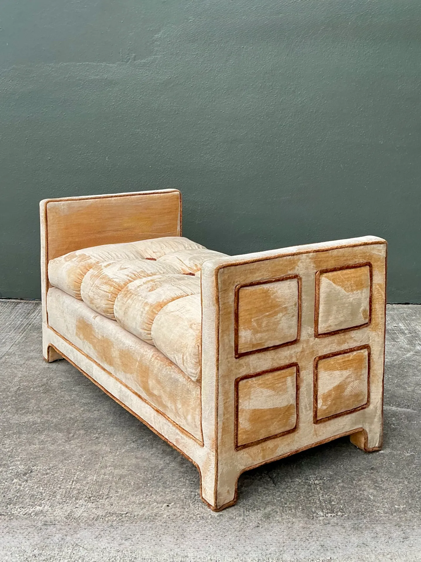 Vintage Crushed Velvet Tufted Daybed — additional photo 4