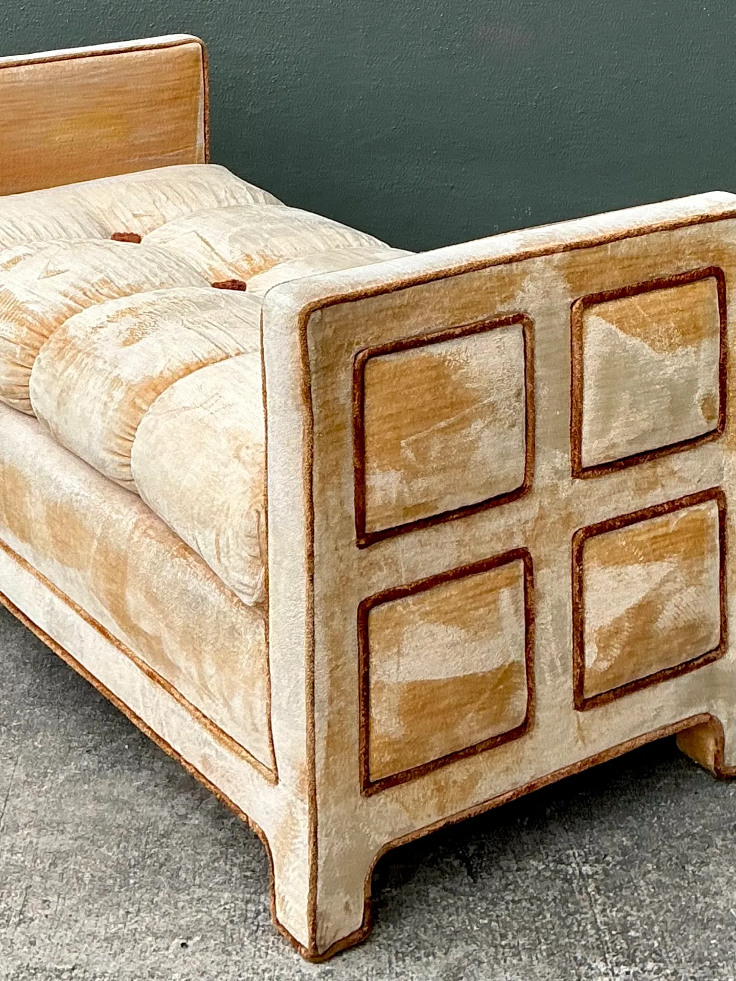 Vintage Crushed Velvet Tufted Daybed — additional photo 2