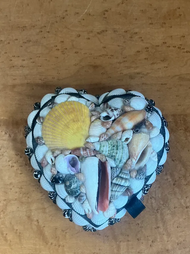 Vintage Decorative Shell Covered Box — additional photo 1