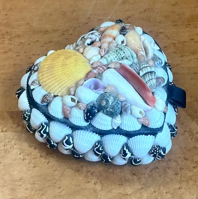 Vintage Decorative Shell Covered Box — additional photo 2