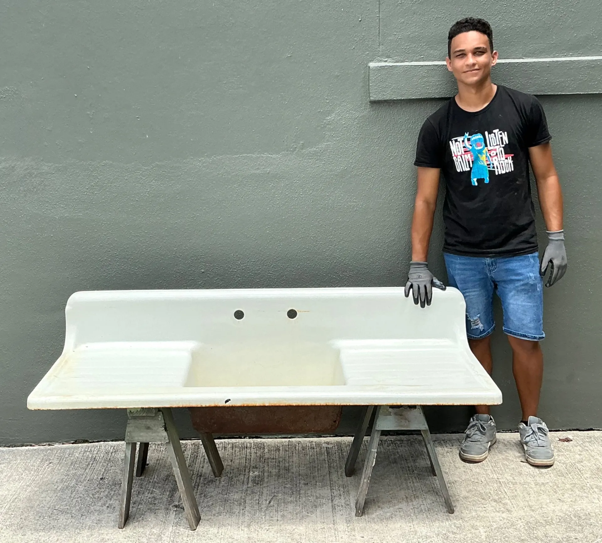 Vintage Porcelain Farmhouse Sink — additional photo 1