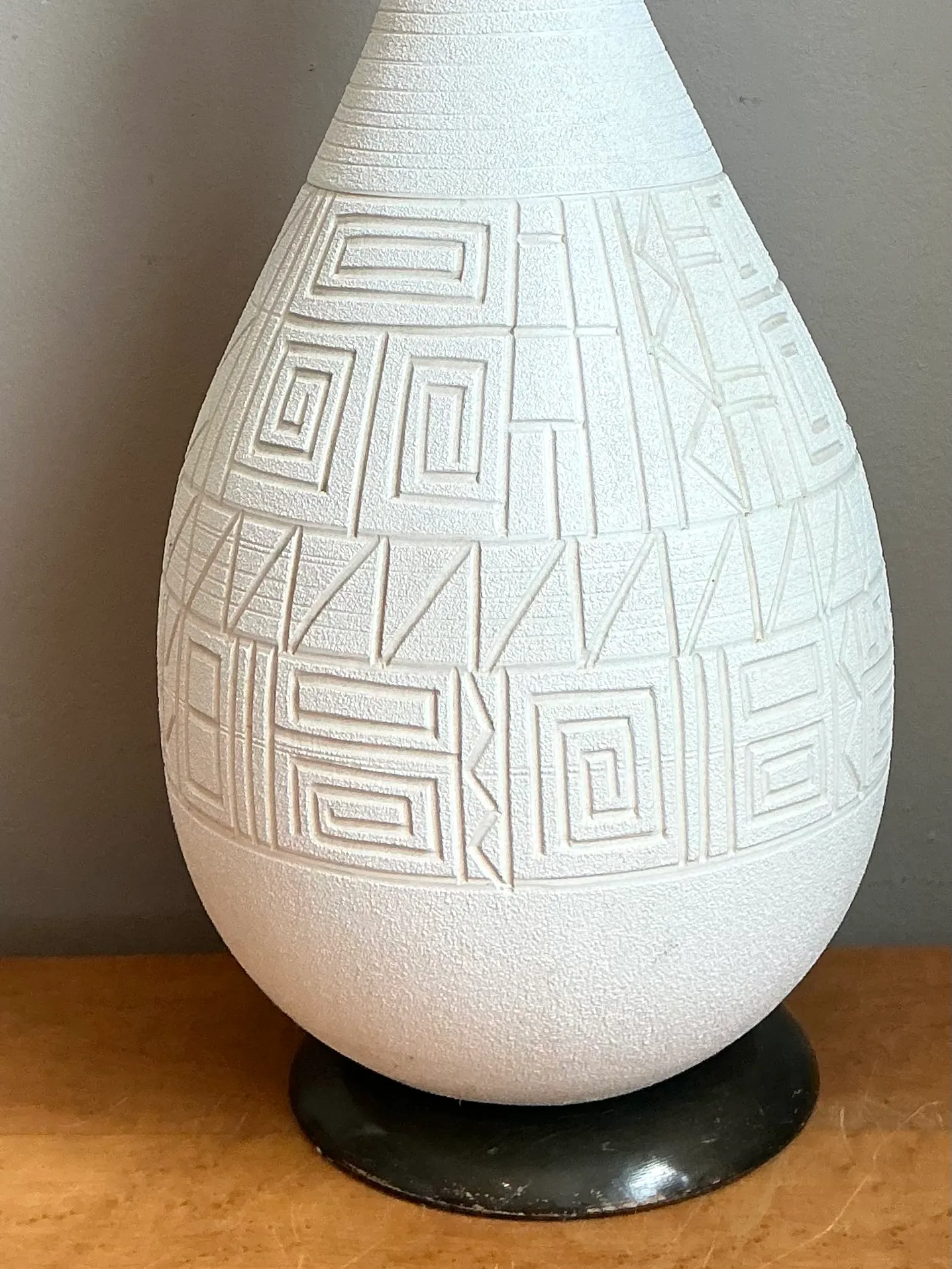 Vintage MCM White Ceramic Table Lamp — additional photo 1