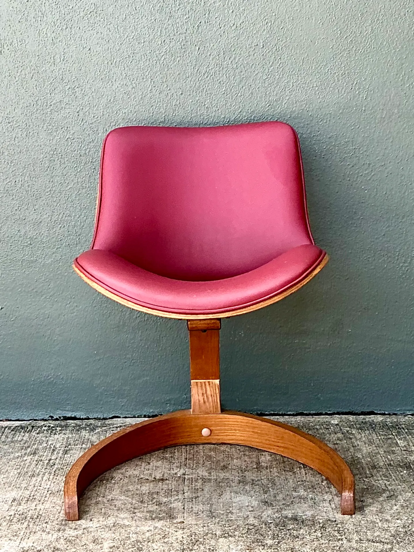Vintage Wood and Vinyl Cantilever Chair After George Mulhauser — additional photo 7
