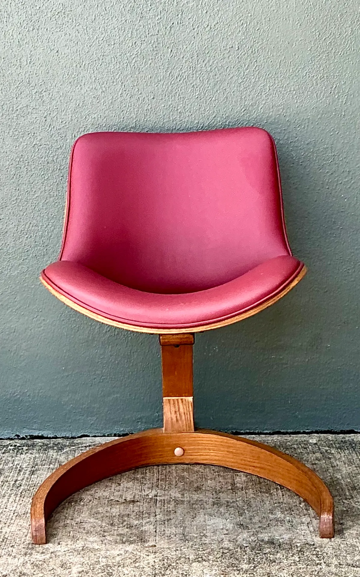 Vintage Wood and Vinyl Cantilever Chair After George Mulhauser — additional photo 7