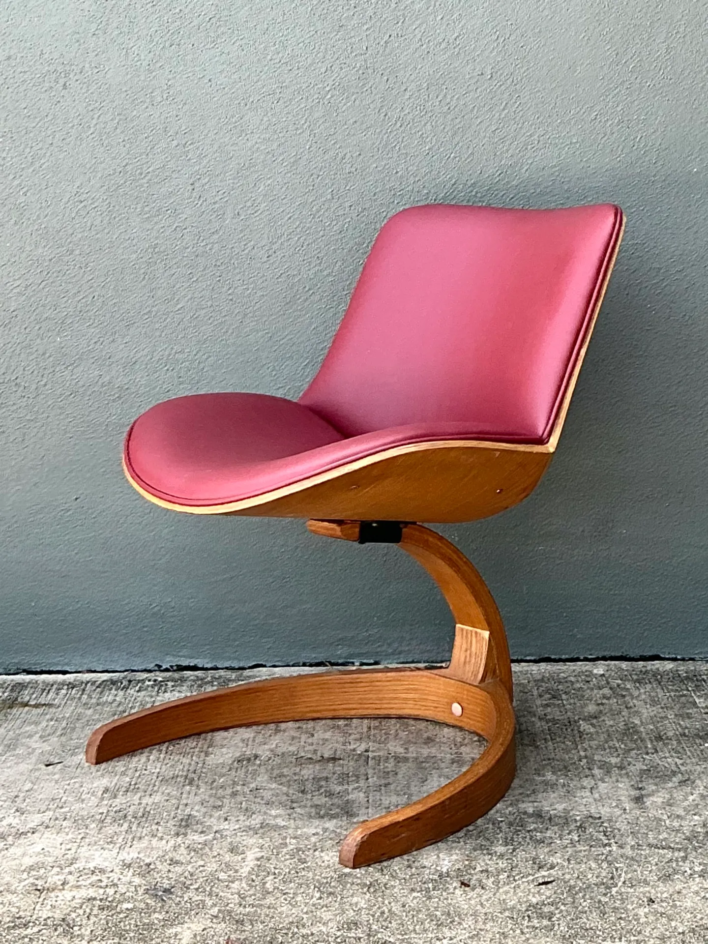 Vintage Wood and Vinyl Cantilever Chair After George Mulhauser — additional photo 5