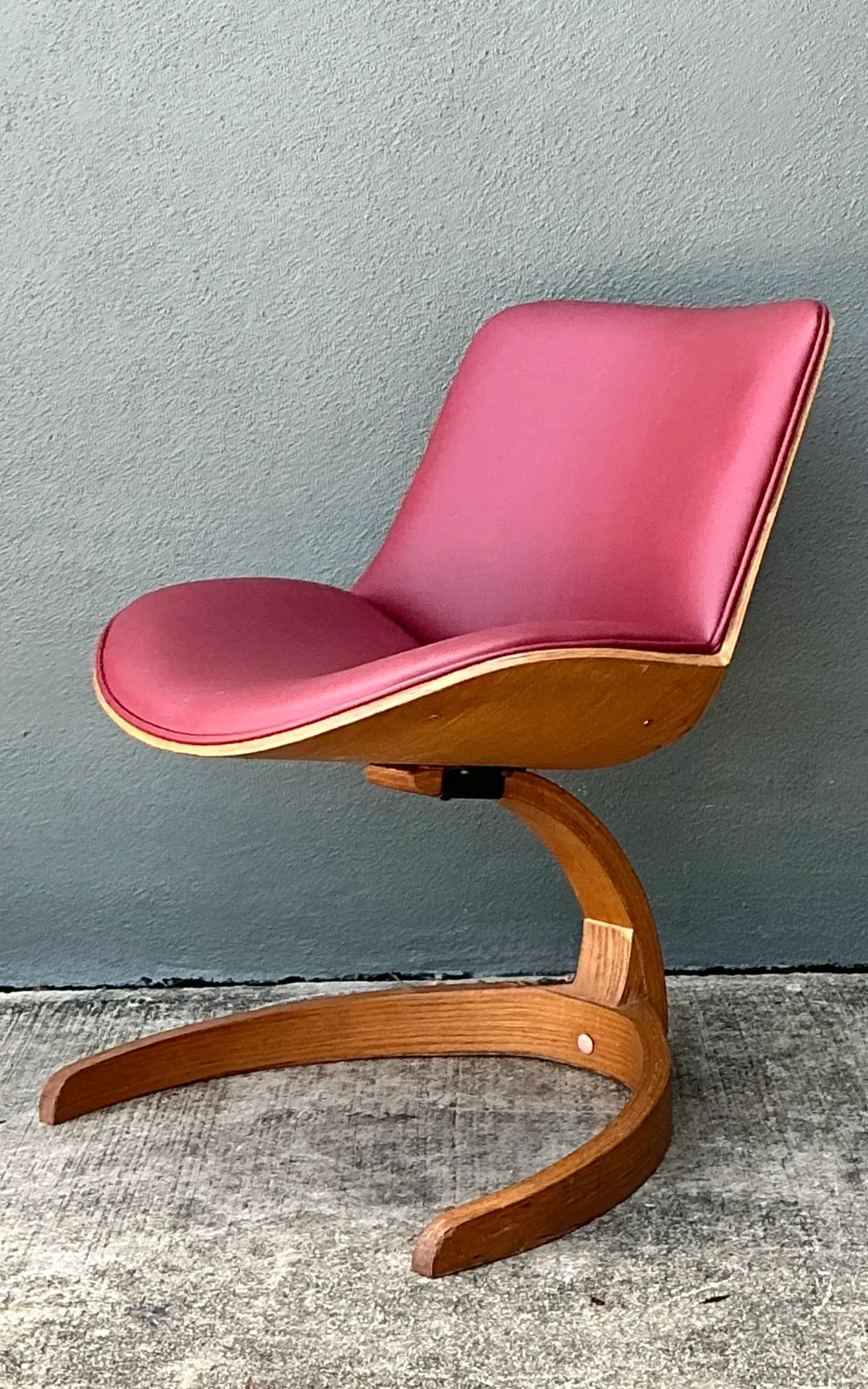 Vintage Wood and Vinyl Cantilever Chair After George Mulhauser — additional photo 5