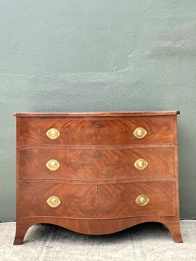 Vintage George 111 Serpentine Commode — additional photo 4