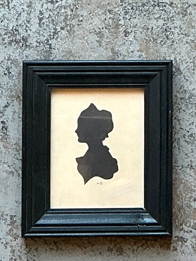 Vintage Silhouette Portrait in Black Frame — additional photo 4