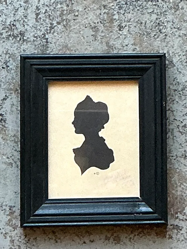Vintage Silhouette Portrait in Black Frame — additional photo 2