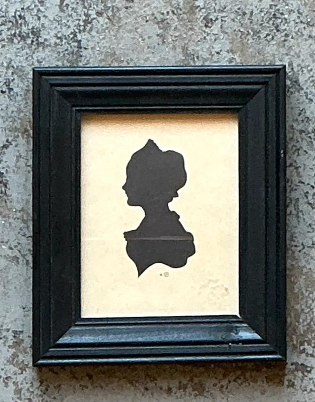 Vintage Silhouette Portrait in Black Frame — additional photo 1
