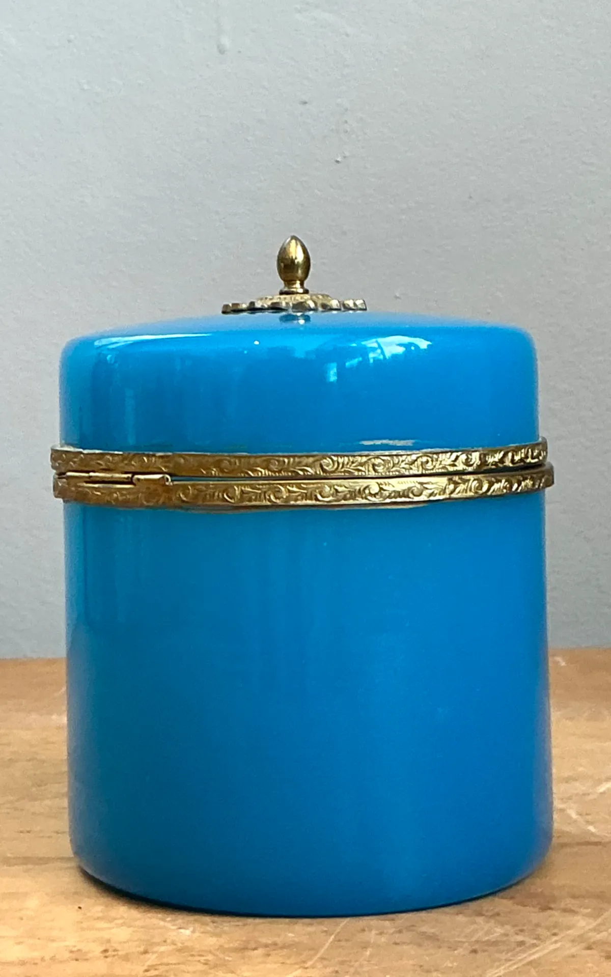 Vintage French Opaline Round Box — additional photo 3