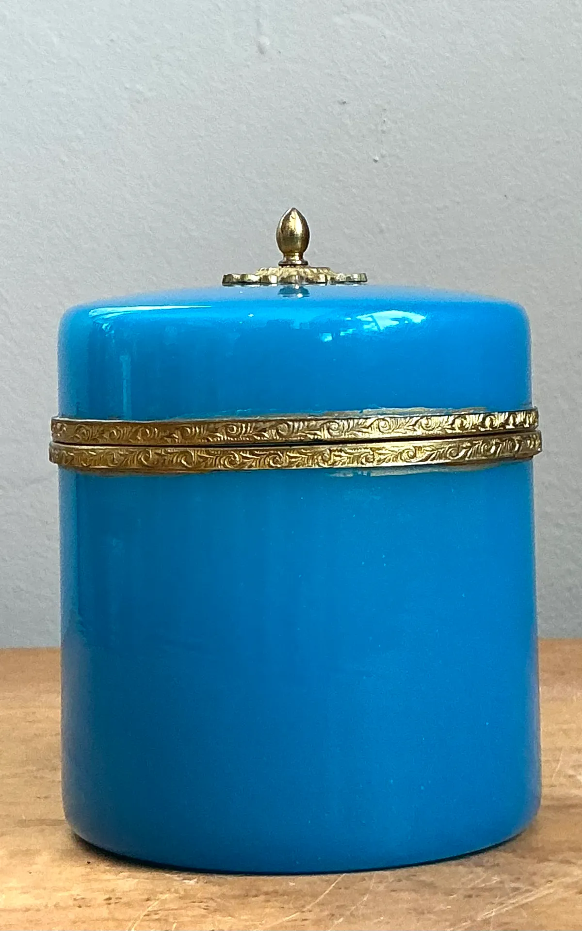 Vintage French Opaline Round Box — additional photo 2