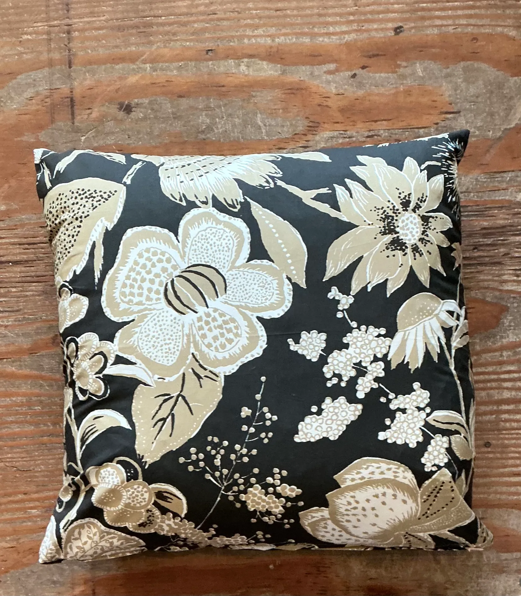 Vintage Schumacher Printed Cotton Floral Cushion — additional photo 3