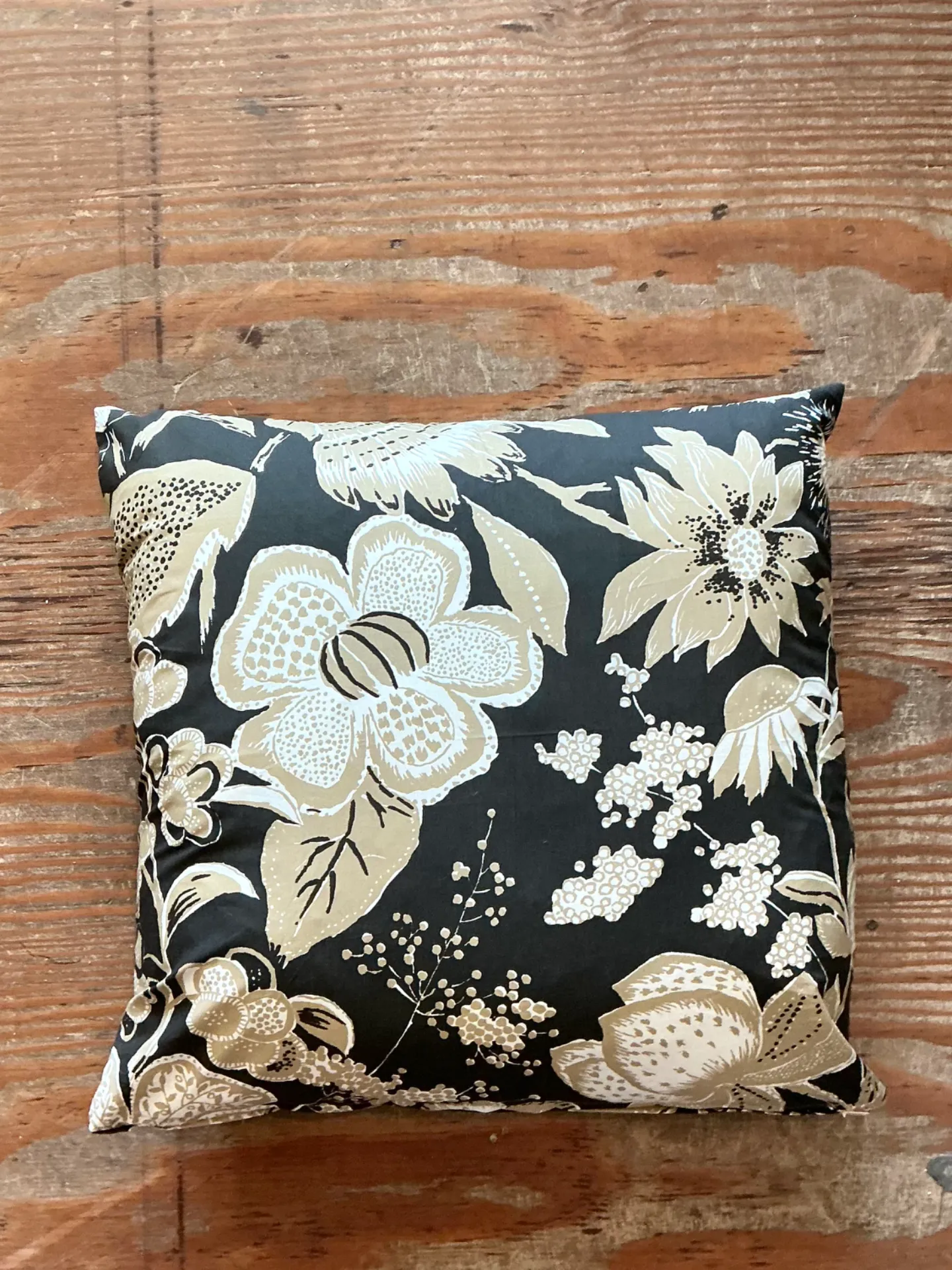 Vintage Schumacher Printed Cotton Floral Cushion — additional photo 5