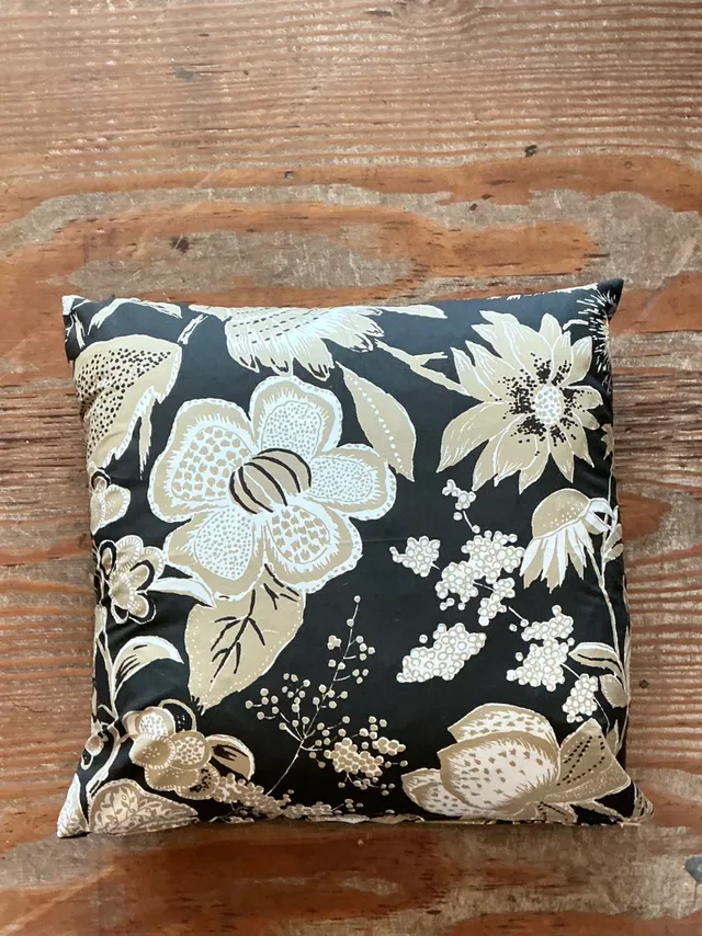 Vintage Schumacher Printed Cotton Floral Cushion — additional photo 7