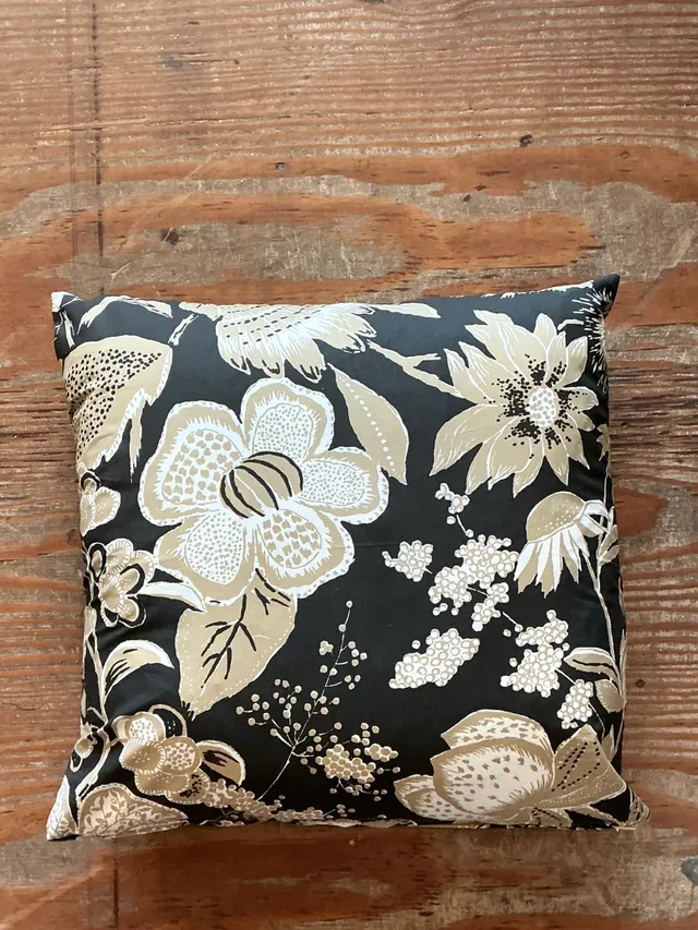 Vintage Schumacher Printed Cotton Floral Cushion — additional photo 4