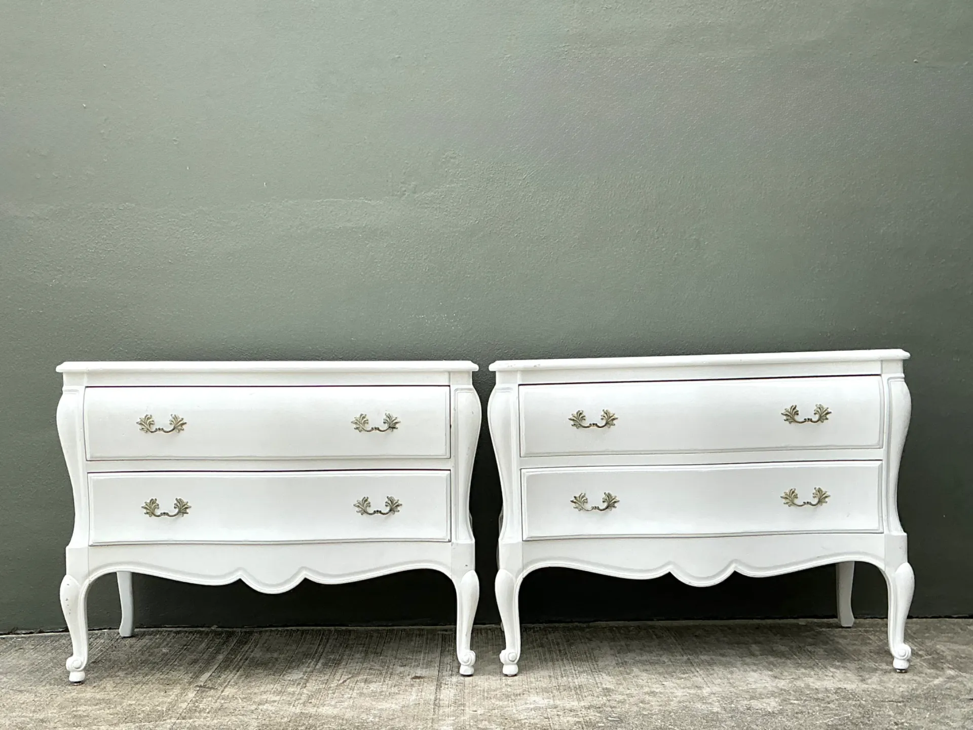Vintage White French Provincial Nightstands - Pair — additional photo 1