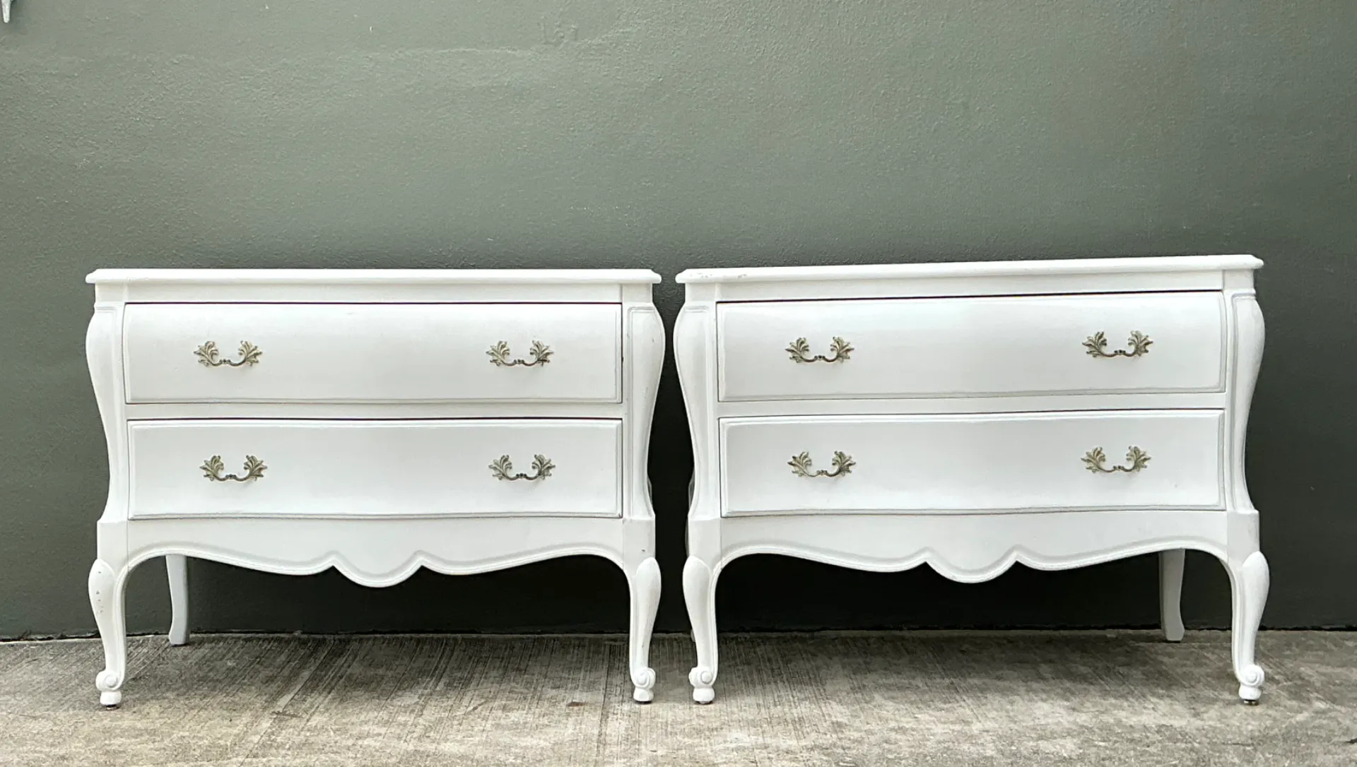Vintage White French Provincial Nightstands - Pair — additional photo 3