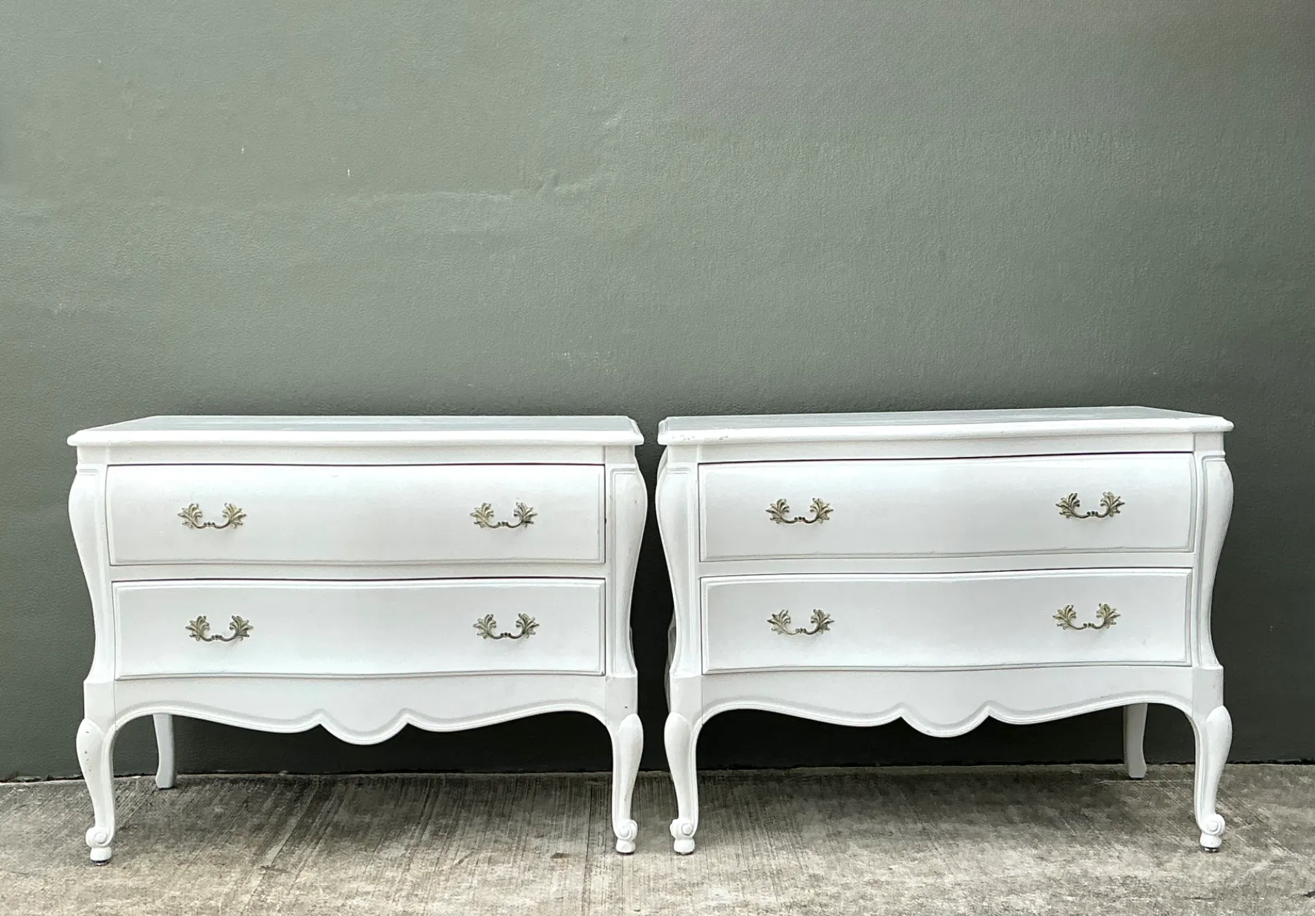 Vintage White French Provincial Nightstands - Pair — additional photo 5