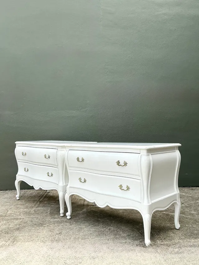 Vintage White French Provincial Nightstands - Pair — additional photo 7