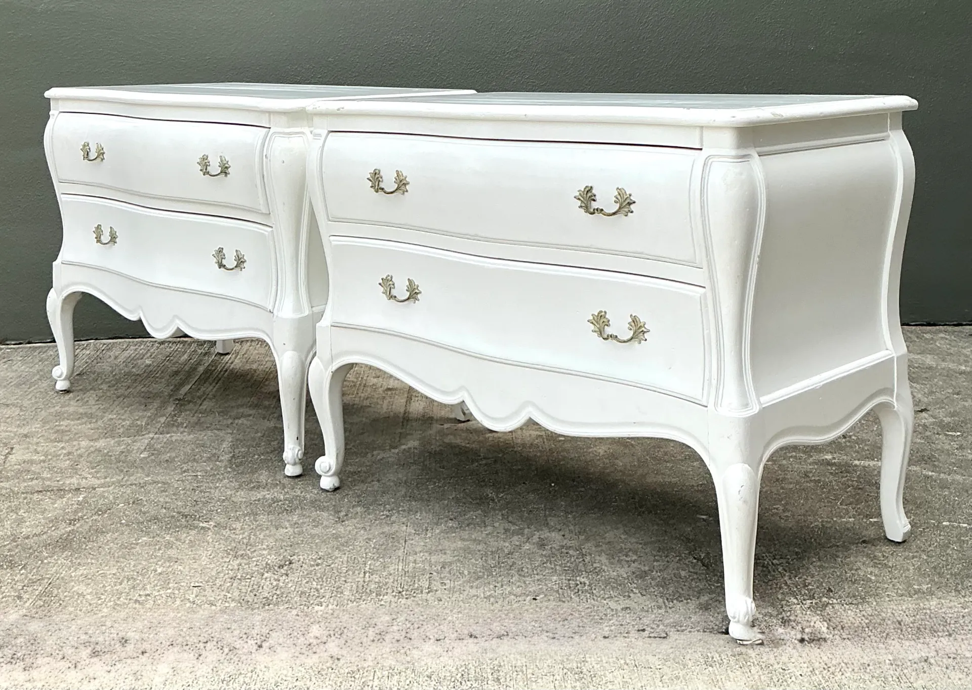Vintage White French Provincial Nightstands - Pair — additional photo 8