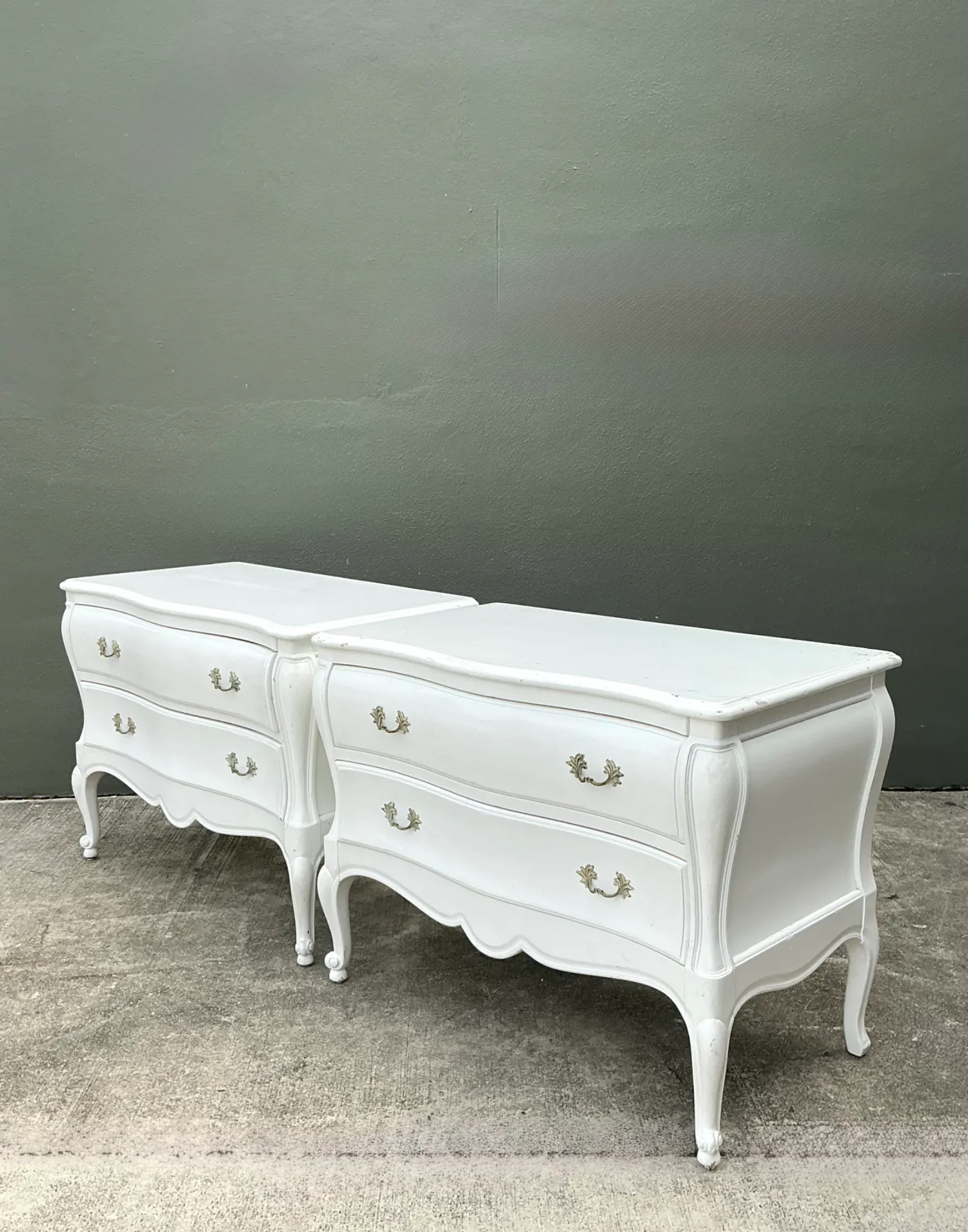 Vintage White French Provincial Nightstands - Pair — additional photo 2