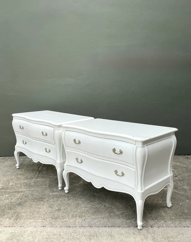 Vintage White French Provincial Nightstands - Pair — additional photo 2