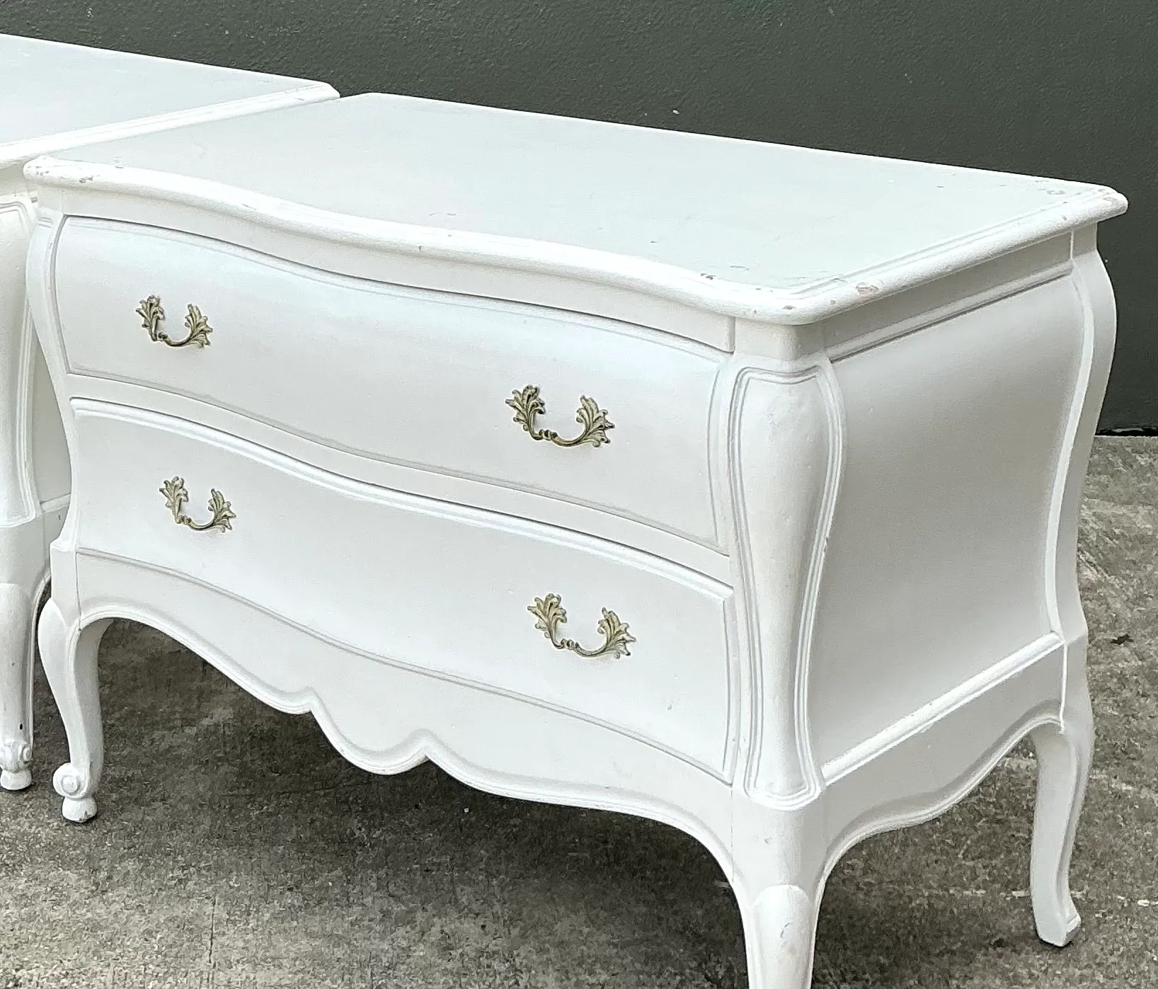 Vintage White French Provincial Nightstands - Pair — additional photo 4