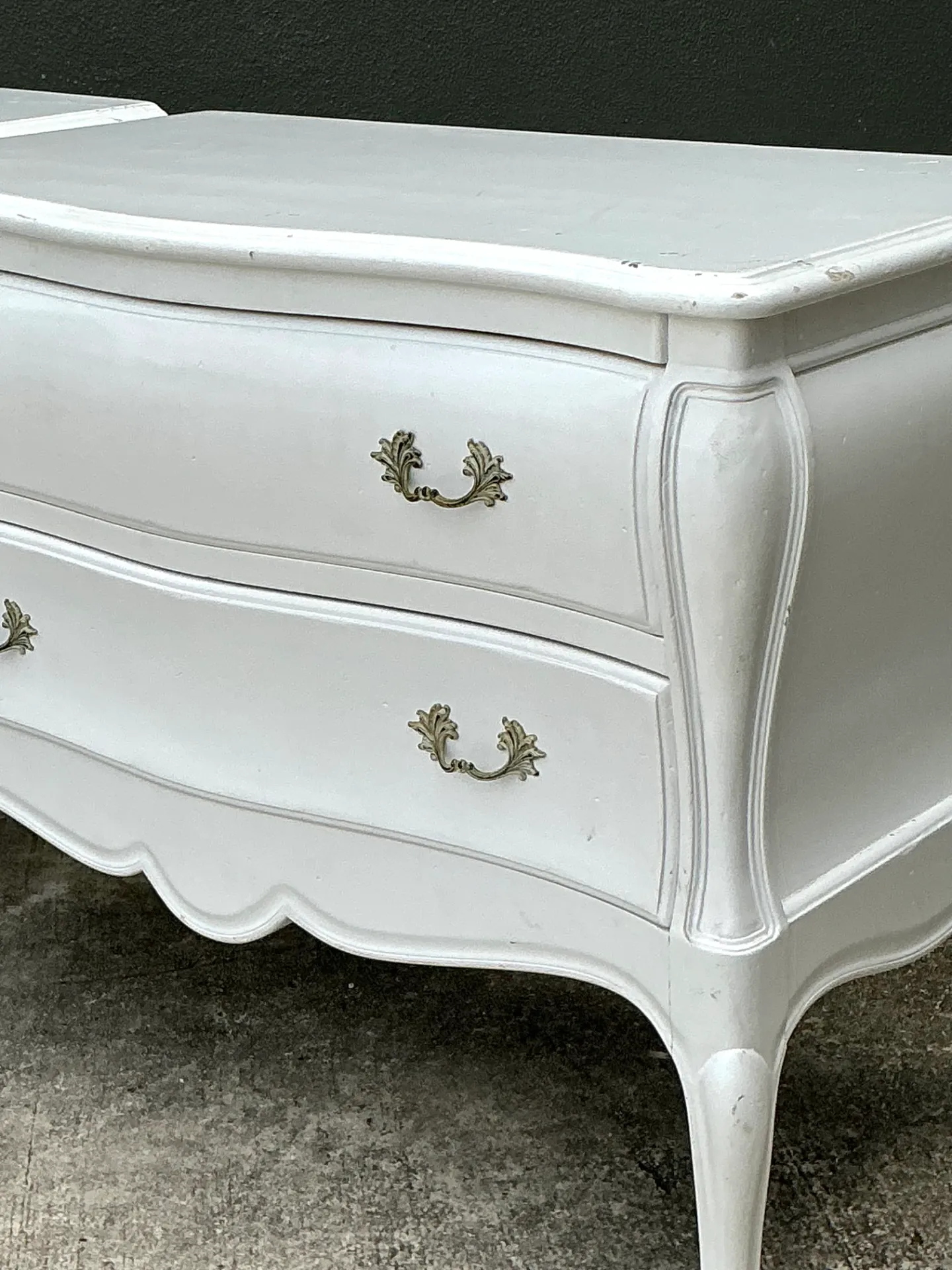 Vintage White French Provincial Nightstands - Pair — additional photo 6