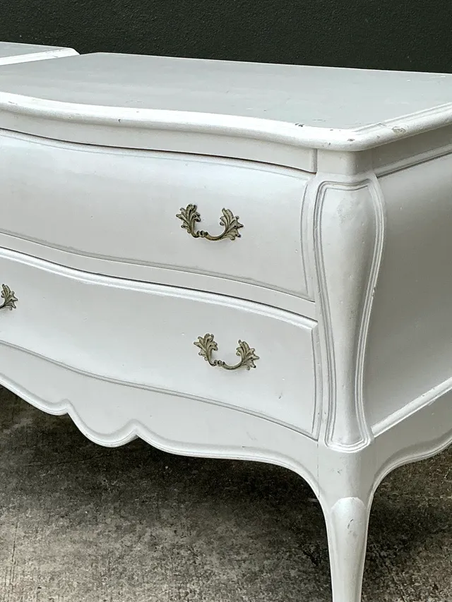 Vintage White French Provincial Nightstands - Pair — additional photo 6