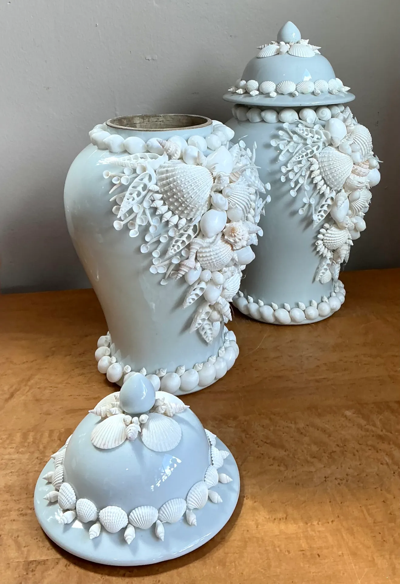 Vintage Shell Encrusted Lidded Ceramic Urns - Pair — additional photo 3